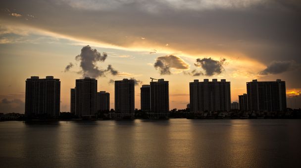 Sonnenuntergang auf Eigentumswohnungen Gebäude in miami, Florida - Foto, Bild