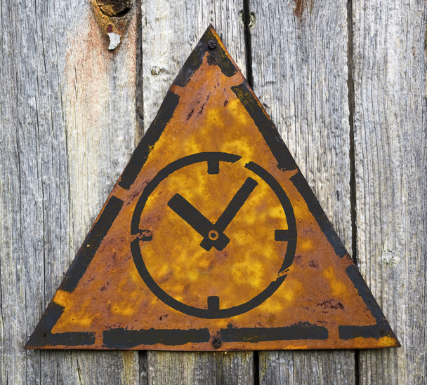 Ікона з годинником Обличчя на іржавому попереджувальному знаку
. - Фото, зображення