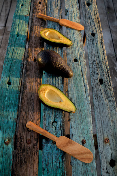 avocado versierd op hout met houten schoppen - Foto, afbeelding