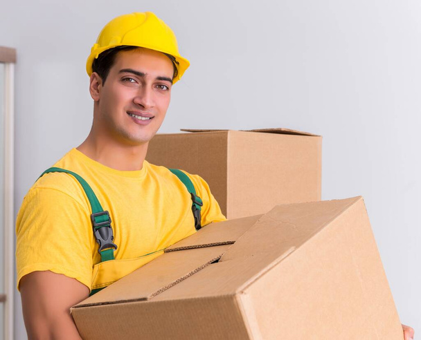 Trabajador de transporte entregando cajas a domicilio - Foto, imagen