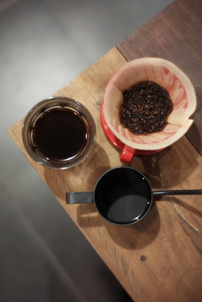 koffiedrank brouwmethode met de v60 techniek, koffie wordt gefilterd met speciaal papier, zodat koffie wordt geproduceerd zonder pulp - Foto, afbeelding