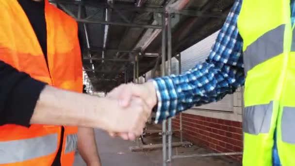 Sikeres kézfogás az építkezésen. Mérnök és építész kezet ráztak az építkezésen. - Felvétel, videó