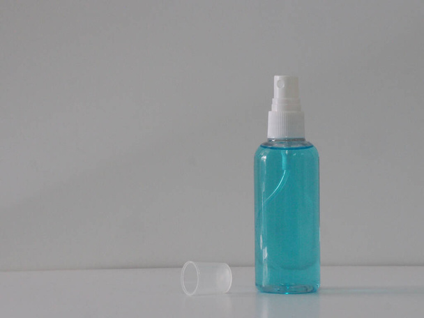 αλκοολούχο 70 τοις εκατό σε διαφανές πλαστικό σπρέι μπουκαλιών, Χέρι απολυμαντικό σε λευκό φόντο πλύση καθαρό βρώμικο για την πρόληψη των μικροβίων προστασία λοιμώδη νόσο του κορόνα ιού, covid-19 - Φωτογραφία, εικόνα
