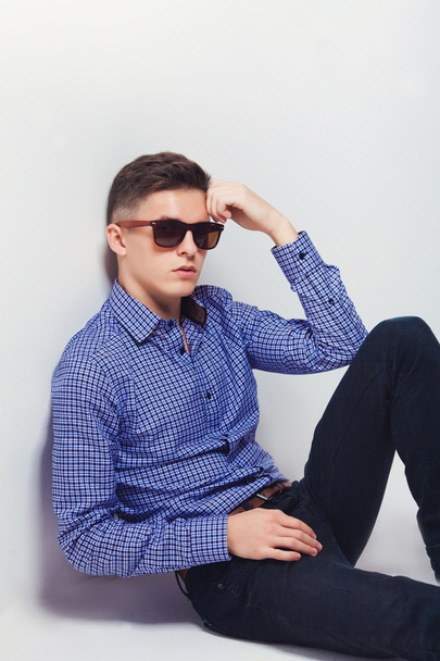 handsome fashion man wearing sunglasses thinking - Fotó, kép