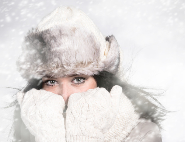 Портрет привлекательной молодой женщины зимой
 - Фото, изображение