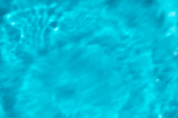 Fondo de agua abstracto desenfocado. Fondo azul líquido de la superficie del aqua, arriba
 - Foto, Imagen