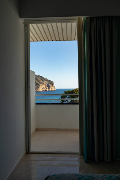 Μπαλκόνι με θέα στη θάλασσα από ένα όμορφο ξενοδοχείο στο στρατόπεδο de mare, mallorca, Ισπανία - Φωτογραφία, εικόνα