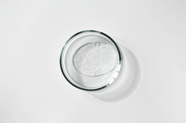 白い背景にガラスペトリ皿に気泡を持つ透明なゲル。概念実験室テストと研究、化粧品を作る - 写真・画像