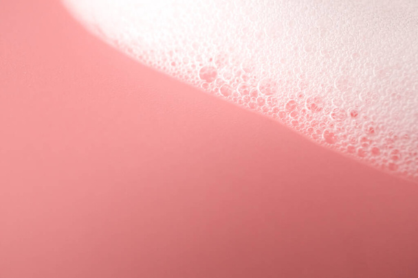 Pěnový rám z mýdla, šamponu nebo čističe na růžovém pozadí se selektivním ostřením. Detailní záběr, makro - Fotografie, Obrázek