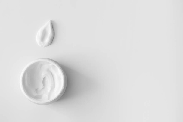 Feuchtigkeitscreme und Creme auf weißem Hintergrund, oben. Lotion für die Hautpflege mit Kopierraum - Foto, Bild