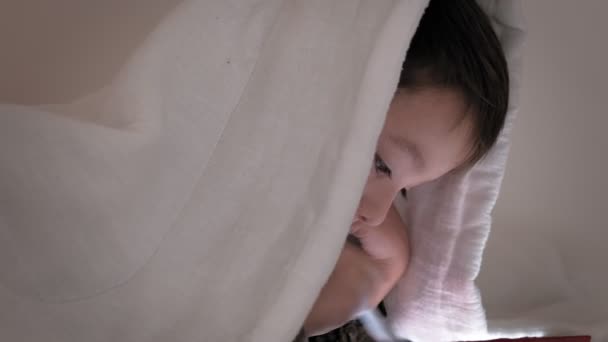 a criança jaz na cama, insônia, sono pobre
 - Filmagem, Vídeo