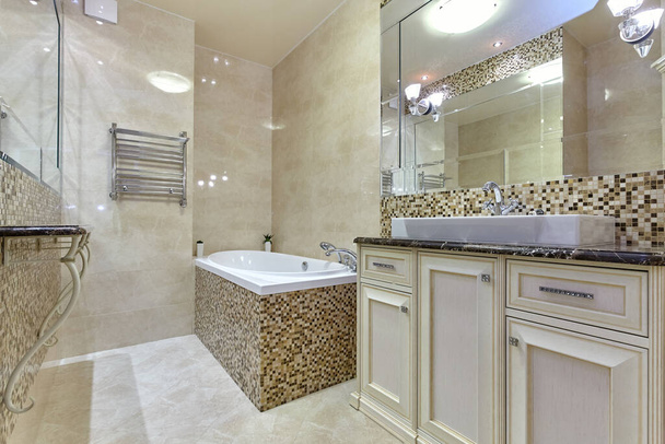 salle de bain avec un bel intérieur - Photo, image