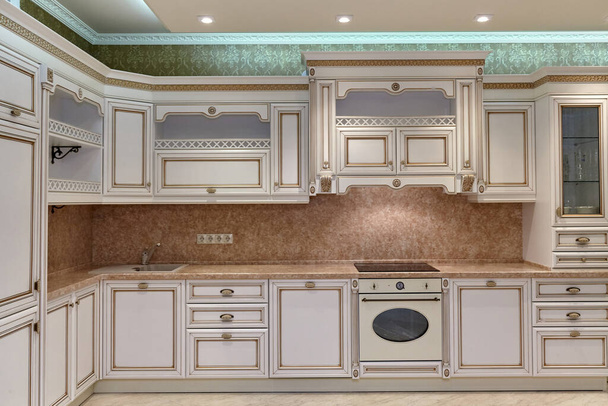 cocina con electrodomésticos y un hermoso interior - Foto, Imagen
