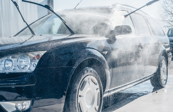 Lavagem manual do carro, limpeza usando água de alta pressão na lavagem do carro, conceito de purificação
 - Foto, Imagem