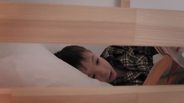 dziecko leży w łóżku, bezsenność, słaby sen - Materiał filmowy, wideo