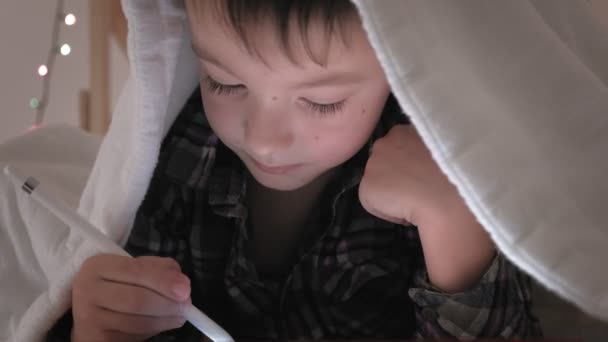 het kind ligt in bed, slapeloosheid, slapeloosheid - Video