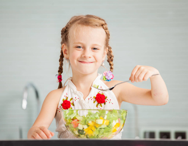 Little girl eating vegetable salad - Fotoğraf, Görsel