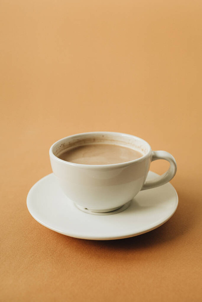 Καφές με γάλα σε φόντο τζίντζερ. - Φωτογραφία, εικόνα