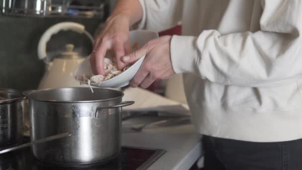 Žena vaří kuřecí polévku - Záběry, video