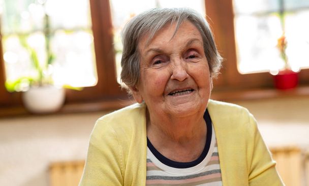 Retrato de uma mulher idosa sorridente
 - Foto, Imagem