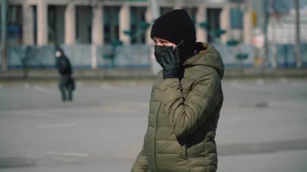 pregnant girl in a mask outdoors by phone quarantine - Video, Çekim