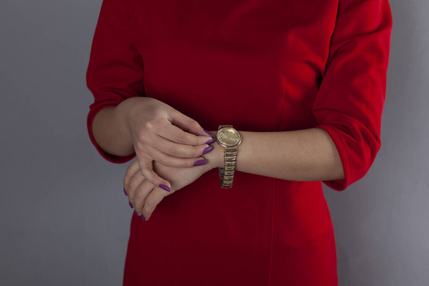 fashionable woman hand in waist on gray background - Fotografie, Obrázek