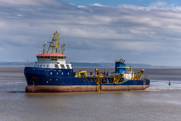 Ipari hajó a Bristoli-csatornán - Fotó, kép