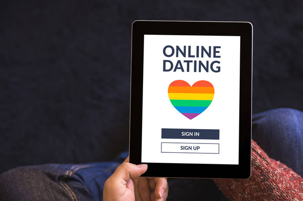 Mãos segurando computador tablet digital com LGBT namoro conceito aplicativo na tela. Gay namoro online. Espaço para cópia. Vista superior
 - Foto, Imagem