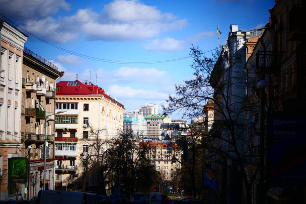 Erittäin kaunis katu, jossa on vanhoja taloja ja laitoksia, mikä johtaa keskusaukiolle kaupungin keskustassa
. - Valokuva, kuva