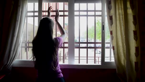 Kobieta klaskająca w oknie na koronawirus - Materiał filmowy, wideo