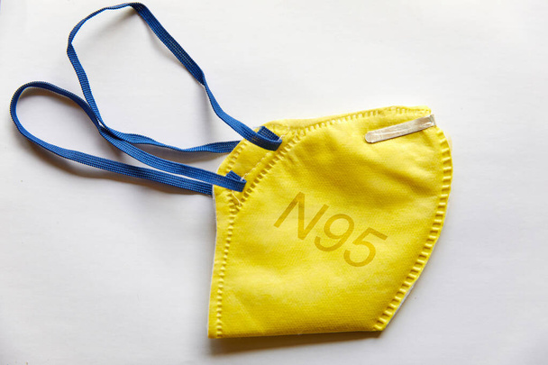 Žlutá maska s textem N95 (Large-Slanted) napsaným na ní pro lékařské použití a zdravotnické pracovníky - Fotografie, Obrázek
