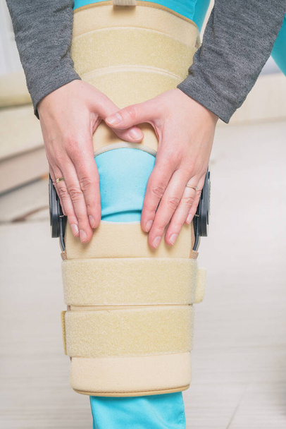 安定化とサポートのための膝のケージの女性の足 - 写真・画像