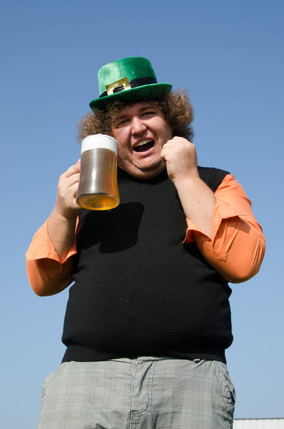 Funny fat guy is drinking beer. - Foto, Imagem