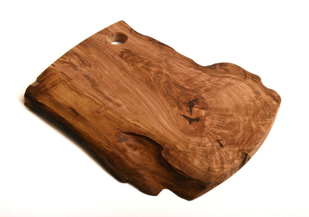 tabla de cortar de olivo de madera sobre fondo blanco para trabajos de cocina
 - Foto, imagen