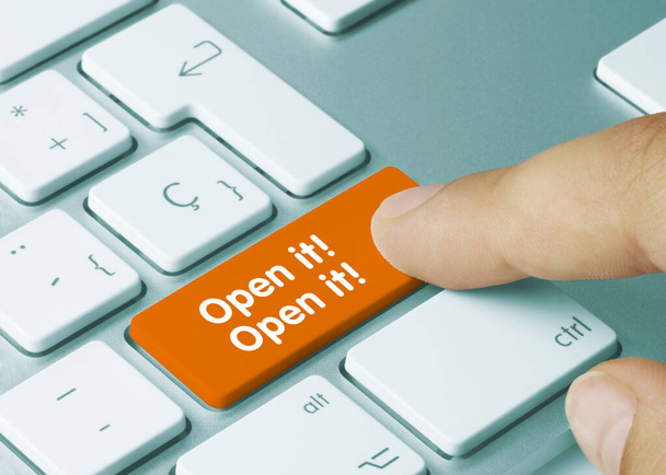 Öffnen Sie es! Öffnen Sie es! Geschrieben auf der orangen Taste der metallischen Tastatur. Tastendruck. - Foto, Bild