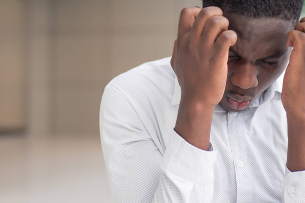 dühös frusztrált fekete afrikai üzletember, munkavállaló, munkavállaló nagyon komoly érzelem kifejezés - Fotó, kép