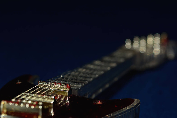 orologio di chitarra appoggiato su classico sfondo blu con spazio di copia
 - Foto, immagini