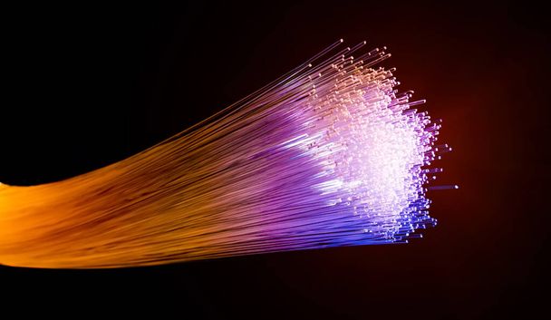 волоконно-оптический сетевой кабель для сверхбыстрой интернет-связи, тонкие световые потоки, которые перемещают информацию на высокой скорости
. - Фото, изображение
