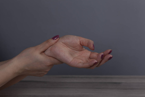 young woman finger in pulse - Foto, afbeelding