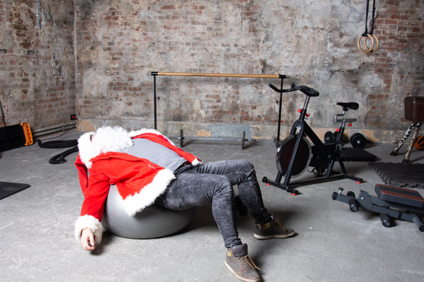 Фитнес. Смешной Санта-Клаус и тренажерный зал
. - Фото, изображение