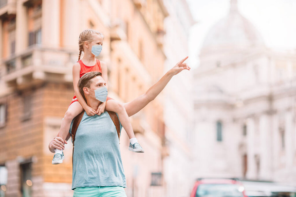 Szczęśliwy tata i mała urocza dziewczyna podróżuje w Rzymie, Włochy - Zdjęcie, obraz
