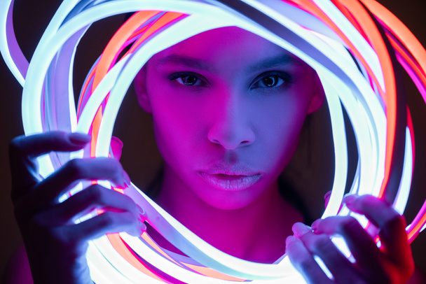 portré futurisztikus afro-amerikai nő neon világítás - Fotó, kép