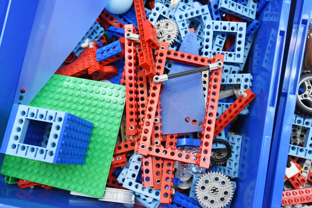 Bloklar, tuğlalar, oyuncaklar ve toplar mavi kutuda - Fotoğraf, Görsel