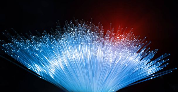 glasvezelnetwerkkabel voor ultrasnelle internetcommunicatie, dunne lichtdraden die informatie op hoge snelheid verplaatsen. - Foto, afbeelding