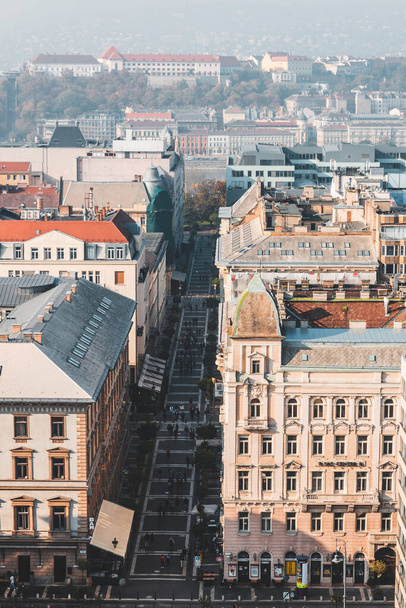 BUDAPEST, ΟΥΓΓΑΡΙΑ - ΟΚΤΩΒΡΙΟΣ 2019: Θέα στους κεντρικούς δρόμους της Βουδαπέστης από το κατάστρωμα παρατήρησης του καθεδρικού ναού - Φωτογραφία, εικόνα