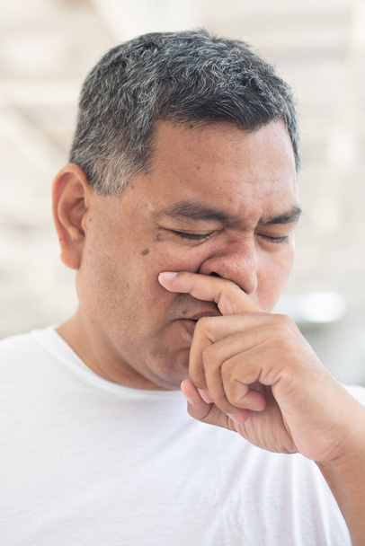 alerjik hasta yaşlı adam burnunu siliyor ve yüzüne dokunuyor; Coronavirus covid-19 enfeksiyon hastalığı, alerji, akciğer iltihabı, zatürree, grip, grip, soğuk algınlığı, - Fotoğraf, Görsel