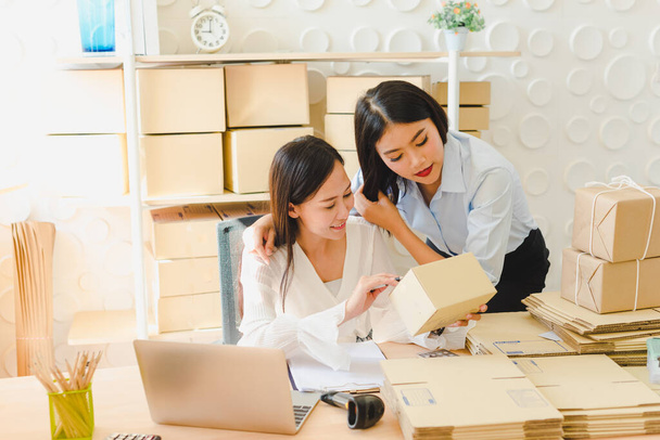 Asian women are business owners, sme entrepreneurs start up  small businesses. Checking stock to send customers in the home office. Startup the business sme concept. - Fotoğraf, Görsel