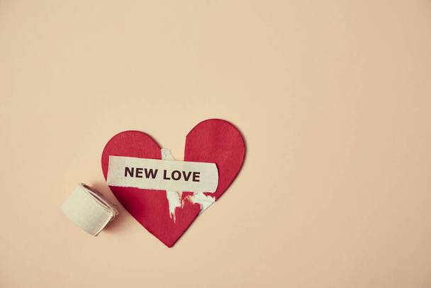 Yeni Aşk. İlişki yenileme modeli. Kırık kalp onarımı. Kalp yarımları birbirine yapışıyor. - Fotoğraf, Görsel