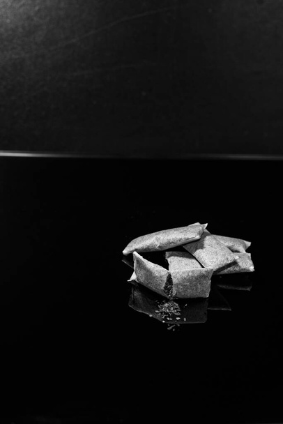 Detailní porce švédského snusu, žvýkací tabák, na černém pozadí - Fotografie, Obrázek