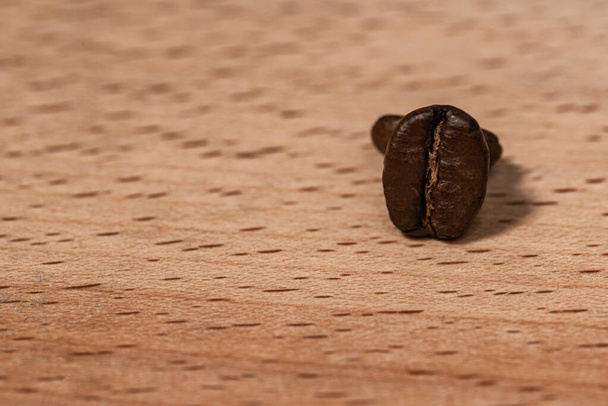 kávébab és porított fa háttérrel - Fotó, kép
